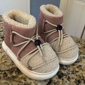 Girls boots/slippers